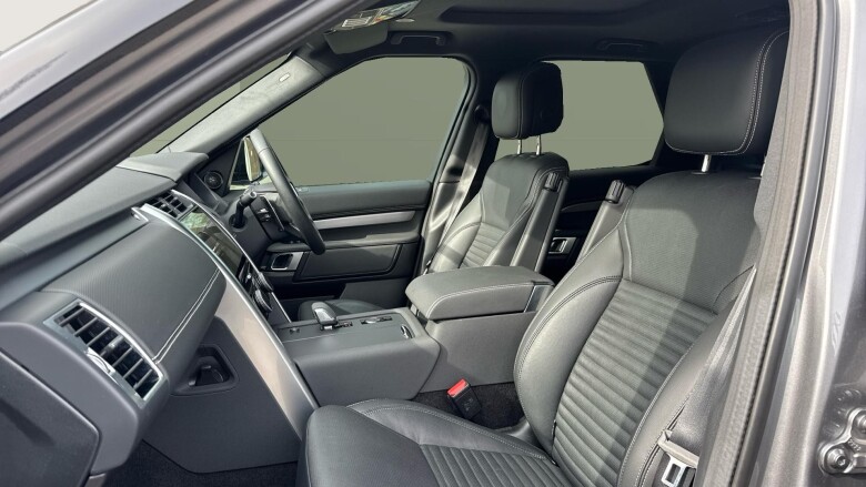 Land Rover Discovery 3.0 D300 Dynamic SE 5dr Auto Diesel Station Wagon